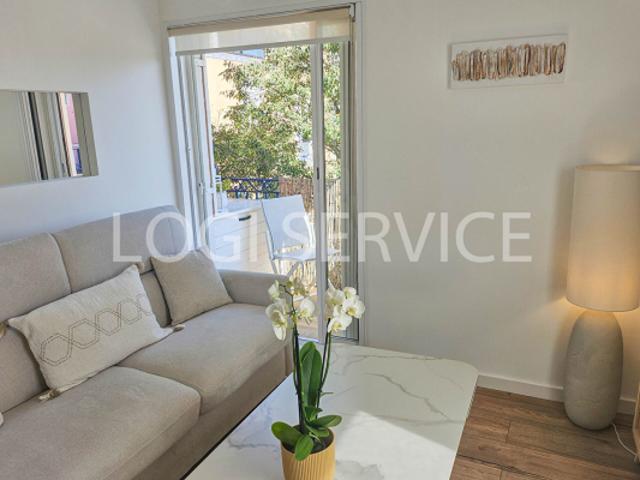 BEL APPARTEMENT BIEN CONÇU AU CENTRE DE PORT GRIMAUD AVEC BALCON GOLFE ST TROPEZ
