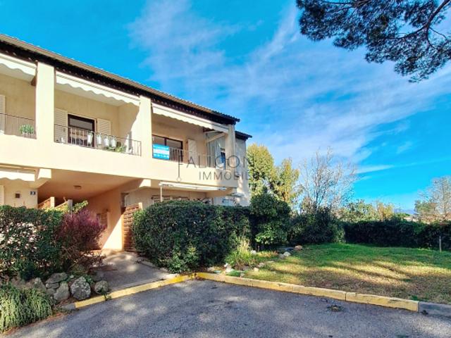 Les Hauts de Vaugrenier Bel appartement d'angle avec vue dég