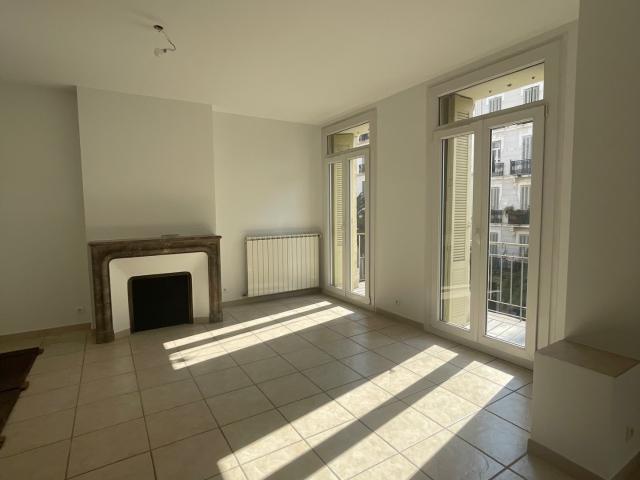 Bel appartement dans immeuble haussmannien