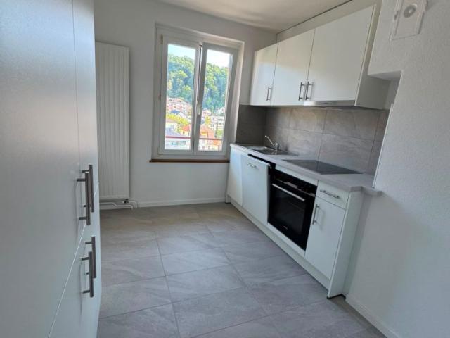 Bel appartement de 3,5 pièces situé au 4ème étage avec balcon et vue sur le Lac