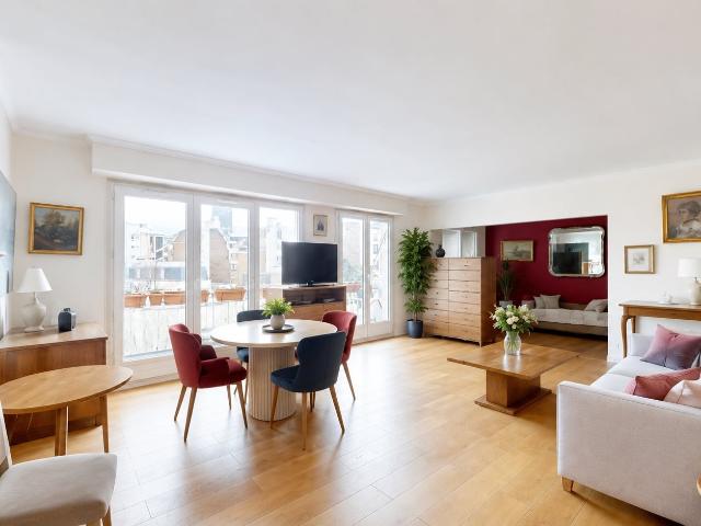Bel appartement de 104 m2 avec 3 chambres au 7ème étage à Pa. 104m² Paris 7ème