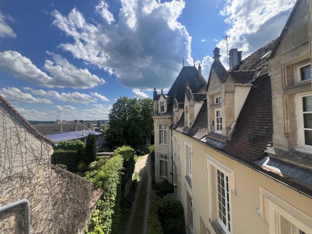 Bel appartement de 70m2 env. incluant 1 grande place de parking centre ville historique Senlis