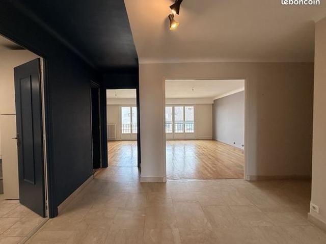 Bel appartement de 85 m² avec ascenseur. Emplacement très recherché proche du centre ville, de la ligne de tramway, des commerces et du marché de