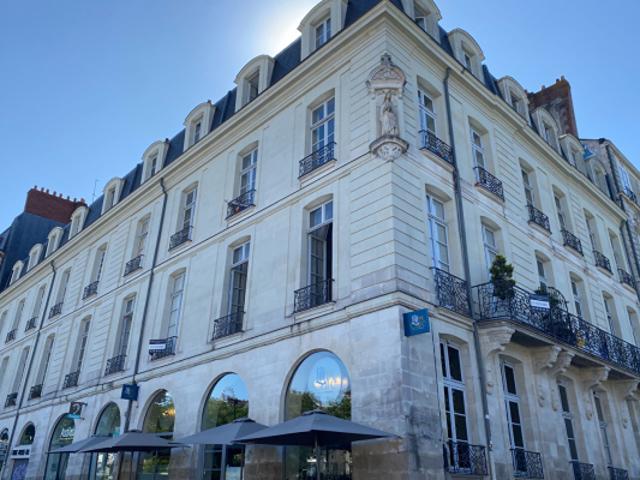 Bel appartement de caractère de 140.32 m² au sol 126.80 m² Carrez dans un immeuble restauré du XVIIIème siècle