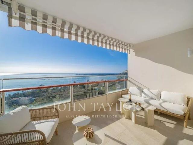 Bel appartement entièrement rénové en étage élevé 83m² Vallauris
