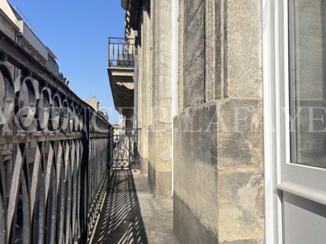 BEL APPARTEMENT EN BON ÉTAT BALCON ET CAVE