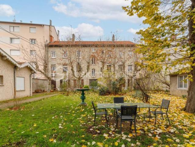 BEL APPARTEMENT EN DUPLEX AVEC CHARME ET POTENTIEL AINSI QUE SON JARDIN PARTAGE!