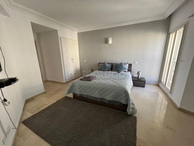 Bel appartement en location à Triangle d'Or. Superficie 50 m². Conciergerie à disposition, système de climatisation