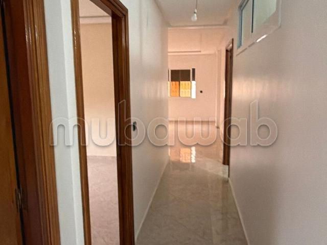 Bel appartement en location à Aharrarine. 2 chambres. Porte blindée, salon marocain traditionnel