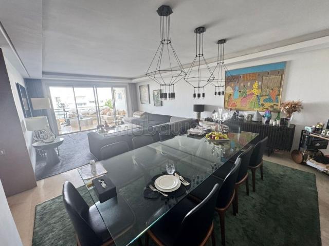 Bel appartement en location à Ain Diab. Surface de 205 m² résidence sécurisée