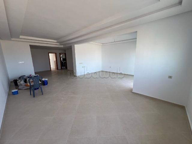 Bel appartement en location à Harhoura. Surface totale 180 m². Avec ascenseur et terrasse