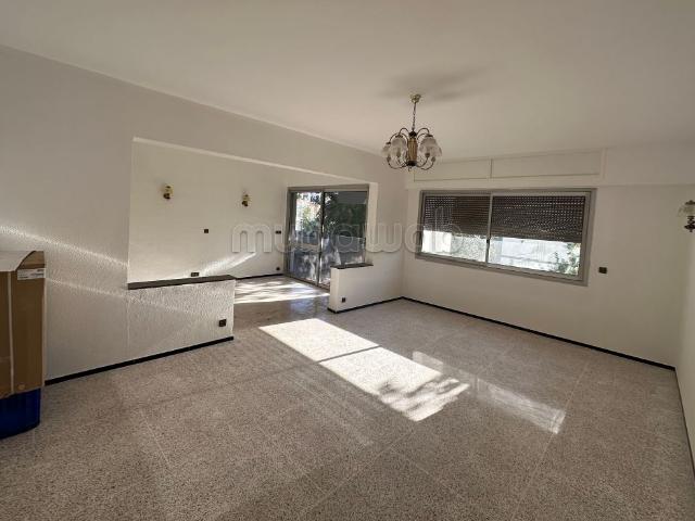 Bel appartement en location à Maârif Extension. 6 pièces. Avec terrasse et espace vert