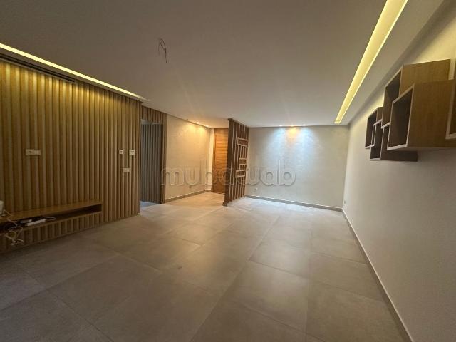 Bel appartement en location à Oasis. Surface de 130 m². Double vitrage et porte blindée