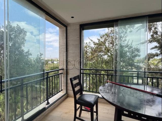 Bel appartement en location à Souissi. Surface de 140 m². Terrasse sans vis à vis