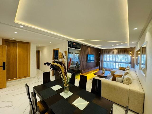 Bel appartement ensoleillé avec piscine