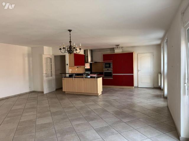 BEL APPARTEMENT EXPOSE A L'OUEST DE 91 M² AVEC GARAGE SITUE AU 3ème ETAGE AVEC ASCENSEUR DANS U.