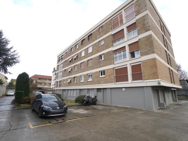 Bel appartement F2 45 m2 Dernier étage, cave et parking