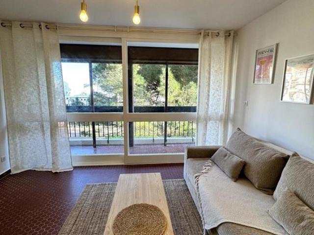 Bel appartement F2 avec parking privé et loggia