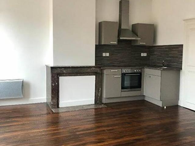 Bel Appartement F2 troisième étage situé place des charrons