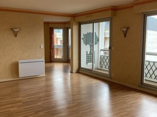 Bel appartement F4 de 92 m2 avec balcon, cave et parkings Centre ville de Vierzon