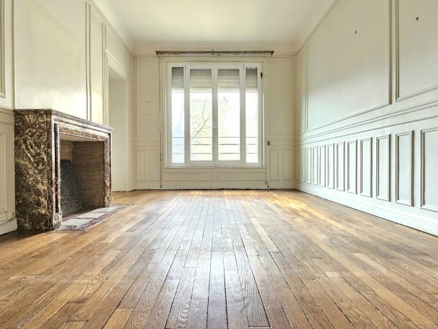 BEL APPARTEMENT HAUSSMANNIEN HYPER CENTRE