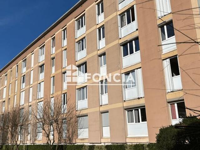Bel Appartement libre de type 3bis situé au dernier étage sans ascenseur avec cellier et parking privatif