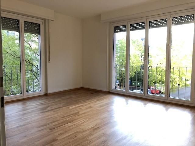 Bel appartement situé dans un quartier calme, proche du palais de Beaulieu. Ce 5.5 pièces est idéalement situé à proximité des transports publics, des commerces et des écoles. Idéal pour les familles