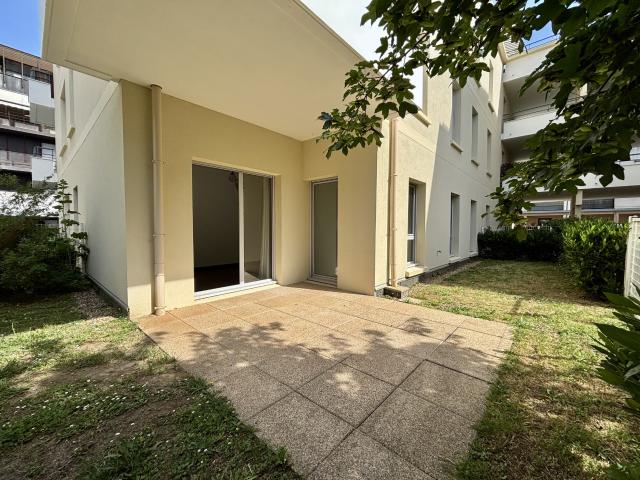BEL APPARTEMENT T2 AVEC TERRASSE ET JARDIN PARKING EN SOUS SOL LA RICHE CENTRE