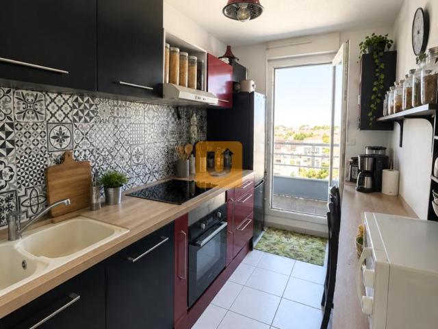 BEL APPARTEMENT T3 67M2 SAINTE CLOTILDE