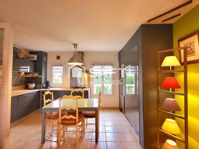 Bel appartement T4 de 66m2 carrez rénové avec parking privatif et cave centre ville COGOLIN commerces école et collège à pied !