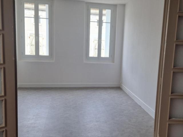 BEL APPARTEMENT T5 REFAIT A NEUF