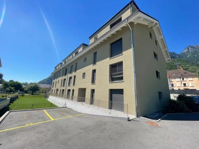 Bel appartement traversant de 4.5 pièces au 2ème étage d'un immeuble récent d'environ 87.6m2, situé dans un environnement verdoyant avec vue sur les montagnes. Comptoir Immobilier