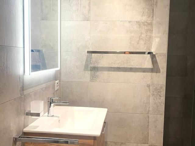Bel appartement traversant de 2.5 pièces avec SPA | dreamo. Ch