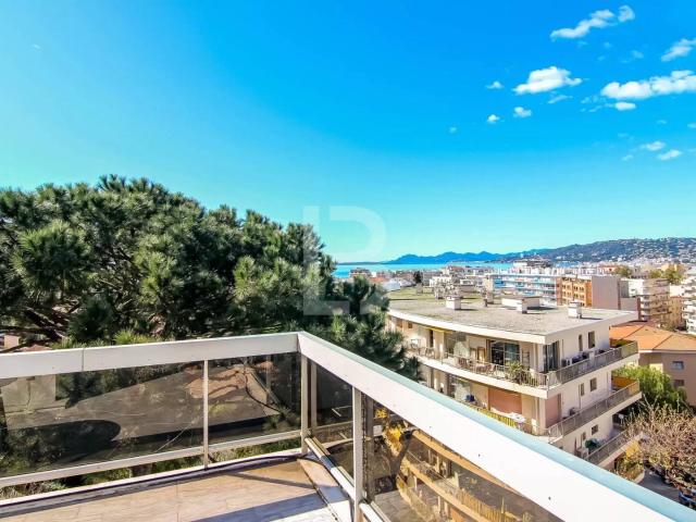 Bel appartement vue mer au dernier étage quartier Rostagne