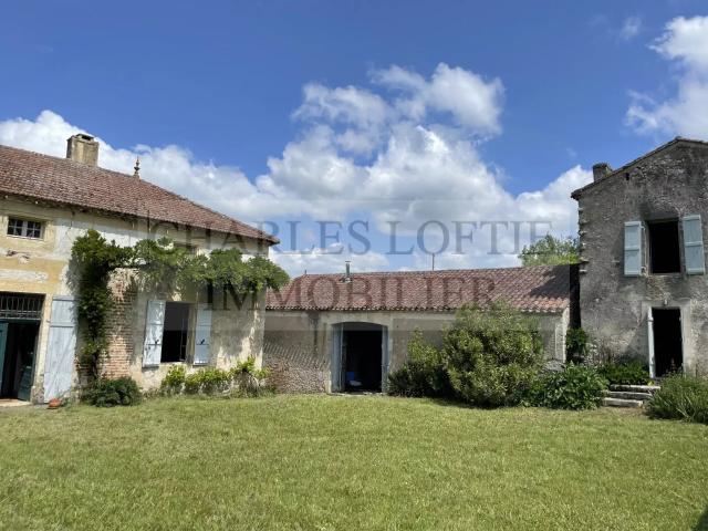 Bel ensemble corps de ferme avec 3 maisons, un hangar, jar. 329m² Puy l'Evêque
