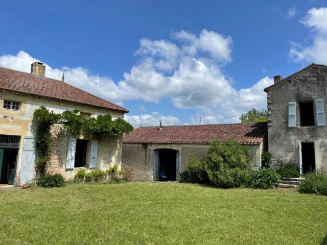 Bel ensemble corps de ferme avec 3 maisons, un hangar, jardin et verger