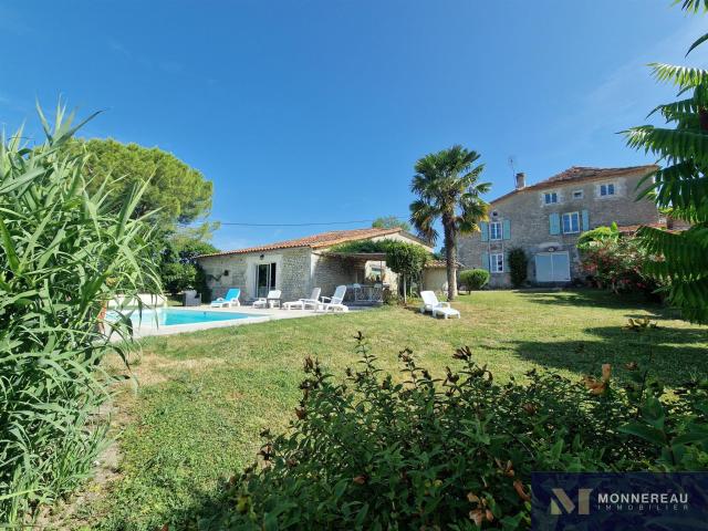 Bel Ensemble Avec Vue 150m² Montmoreau Saint Cybard