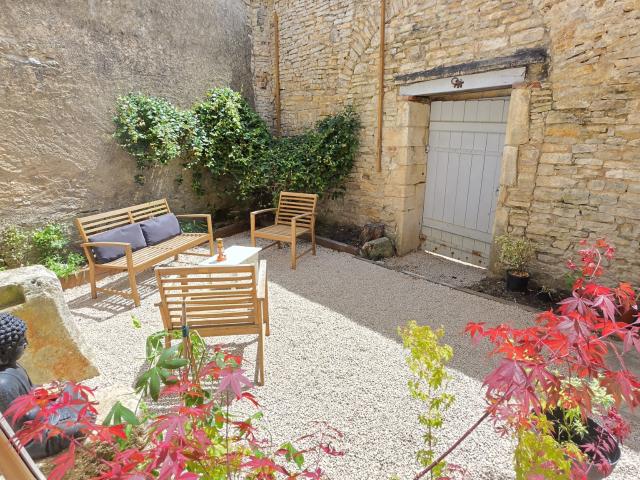 Bel ensemble en coeur de village avec jardin et garage