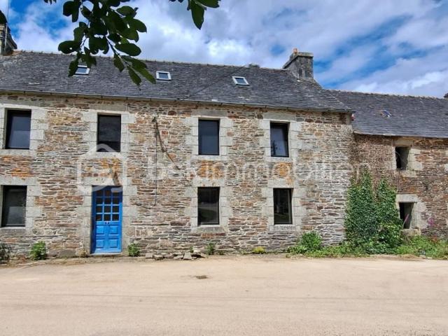 Bel ensemble en pierre dans hameau des Monts d'Arrée