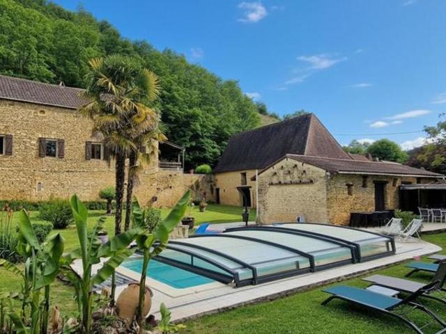 Bel ensemble en pierres, Maison principale, Maison d'amis, Grang