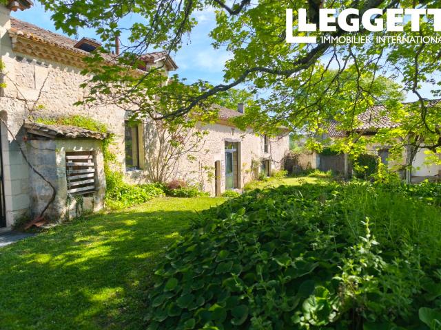 Bel ensemble immobilier de 20ha avec deux maisons, un gite, dépendances, préau