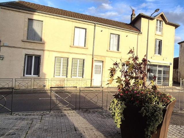 Bel ensemble Immobilier de Rapport et Rentabilité Locative de 248 m² entièrement Rénové avec Parking extérieur Gratuit et Terrain de 158 m²