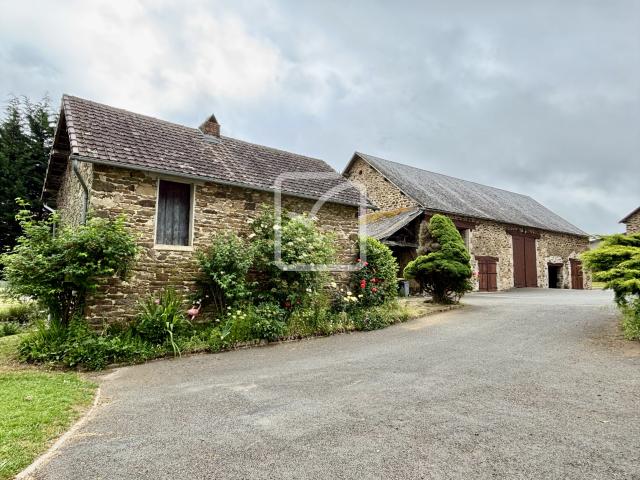 Bel ensemble immobilier situé à 2 minutes de pompadour, avec dépendances, grange, four à pain et pêcherie