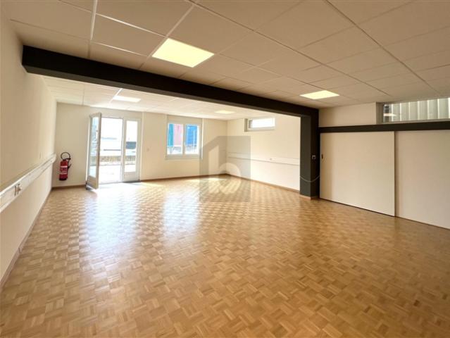 BUREAU DE PLEIN PIED AVEC GRAND PARKING EN Z.I