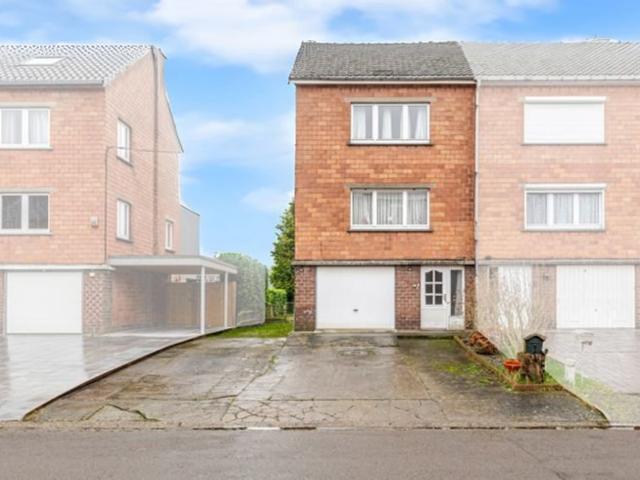 Bel étage avec 3 ch. poss.5 + bureau avec garage et jardin !