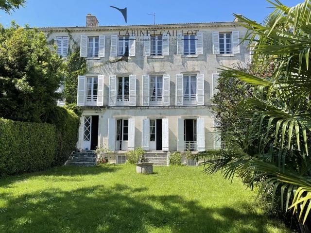 Bel Hotel Particulier Centre Historique de Saintes réf.11. 471m² Saintes