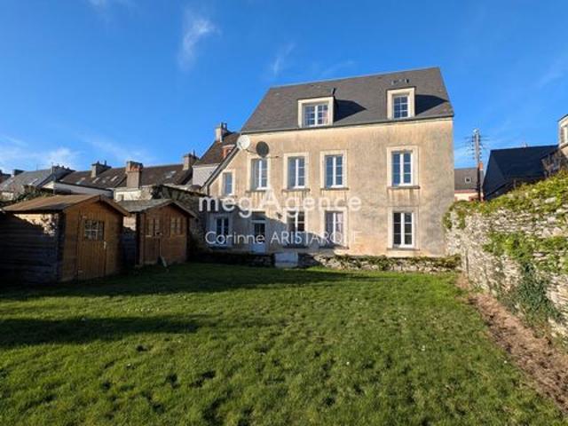 Bel immeuble avec 3 appartements et joli jardin