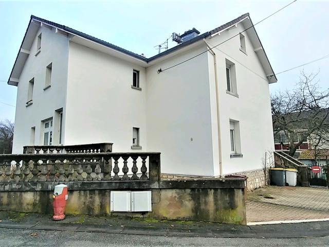 BEL IMMEUBLE DE 350 M2 COMPRENANT 4 APTS AVEC GRAND GARAGE ET SOUS SOL
