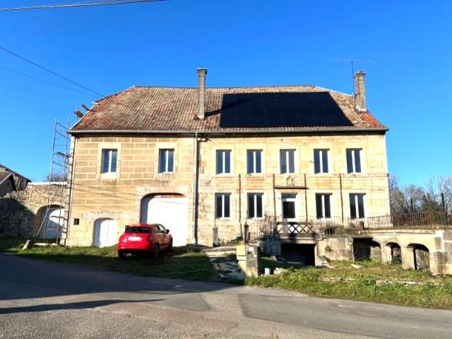 BEL IMMEUBLE DE CARACTERE SUR 20 ARES TERRAIN