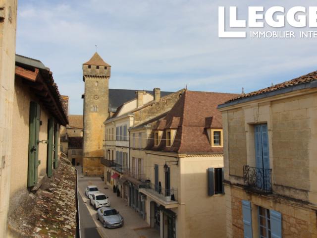 Bel immeuble de rapport au sein d'une belle bastide du Périgord. Commerce à reprendre au rez de chaussée